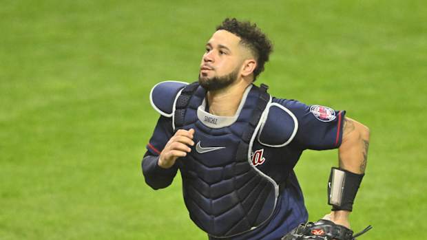 Minnesota Twins C Gary Sánchez runs after foul ball